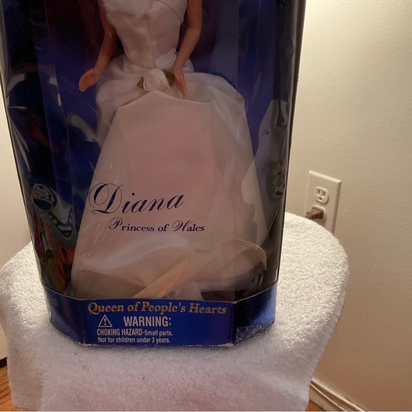 Diana Princess of Wales Doll - Picture 7 of 10